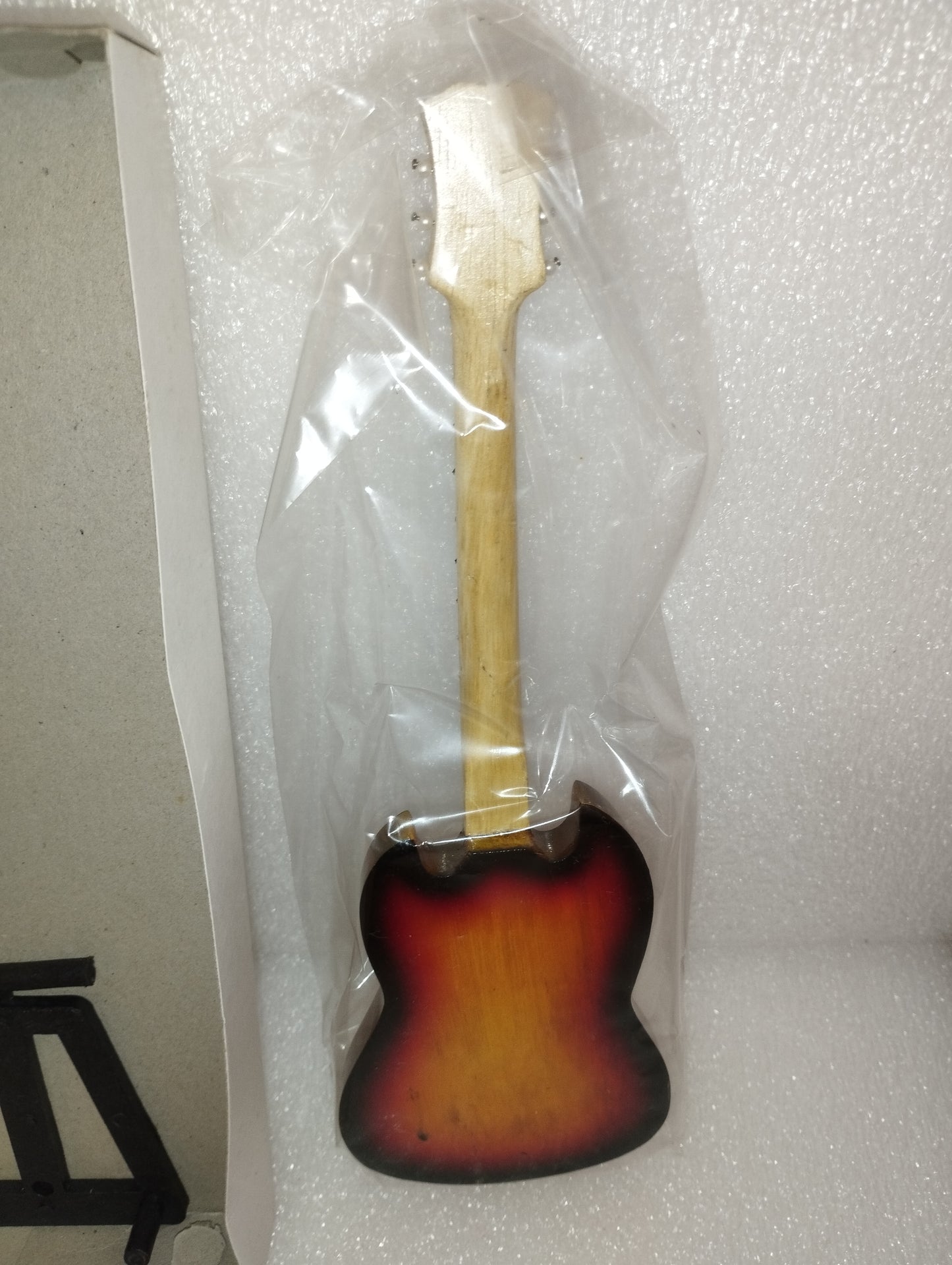Angusionk.SG Guitar Model
Made of wood with plastic parts
