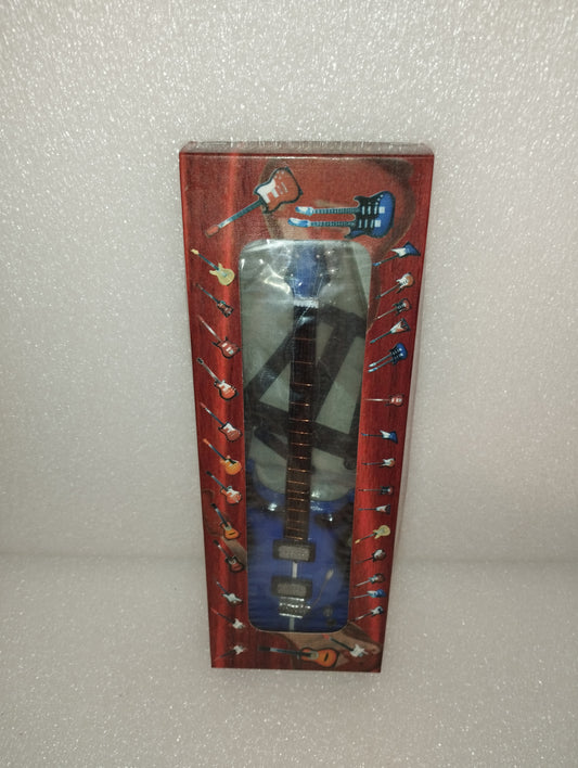 Santana Guitar Model
Made of wood with plastic parts