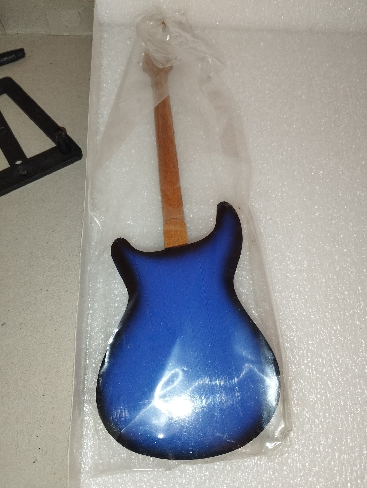 Santana Guitar Model
Made of wood with plastic parts