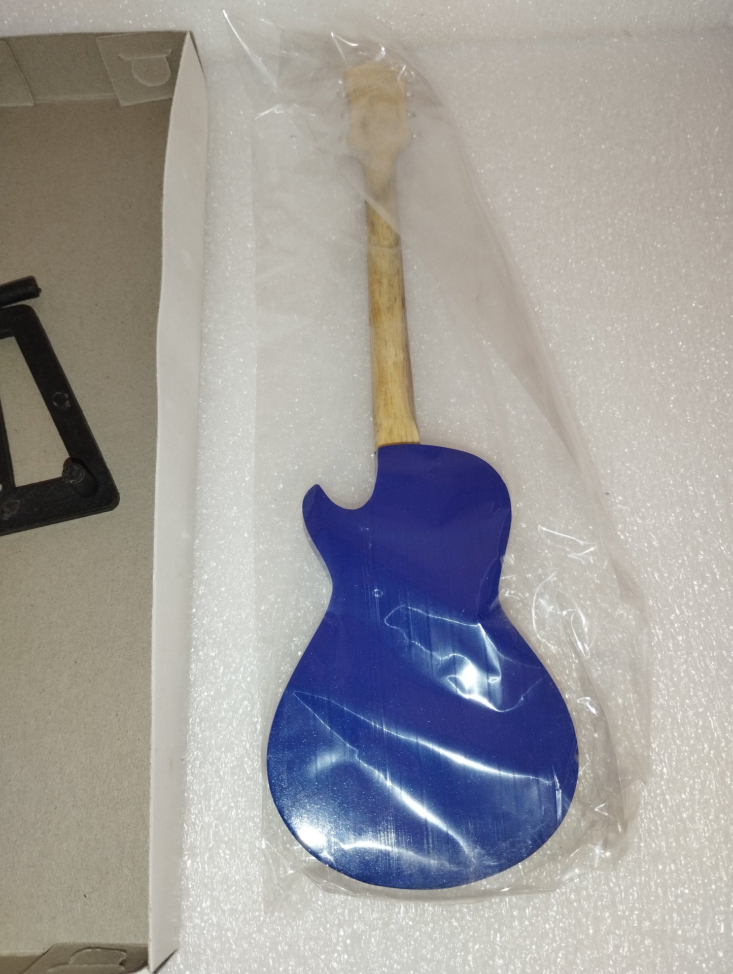 LesPaul Guitar Model
Made of wood with plastic parts