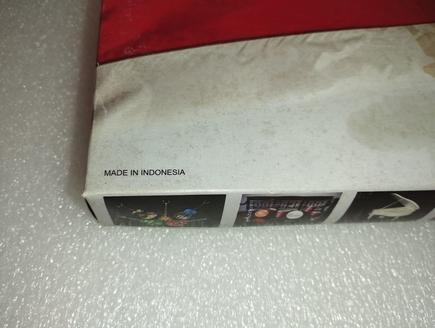 Fender Guitar Model
Made of wood with plastic parts