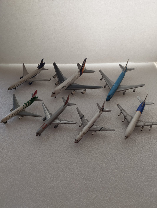 Lotto 7 Modellini Aerei Passeggeri Scala 1:460
In metallo