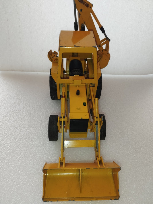 Modello Escavatore Case 580B
Prodotto negli anni 70 da Gescha
Made in West Germany
Scala 1:16 In Metallo