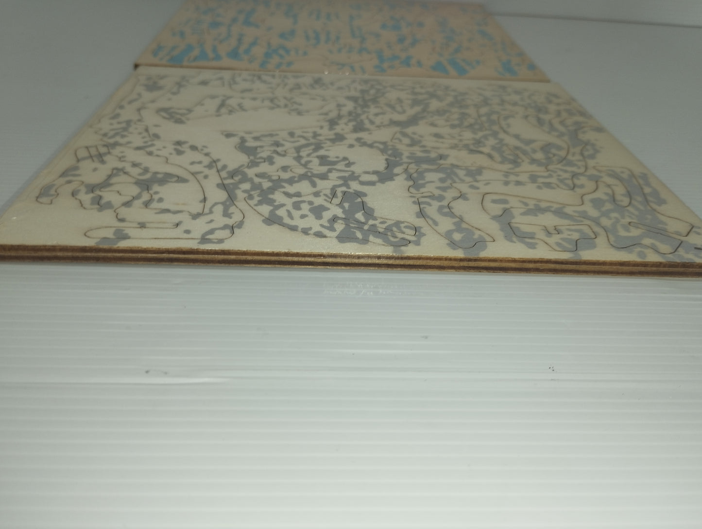 2 Dinosauri In Puzzle 3D In Legno
40 pezzi ciascuno