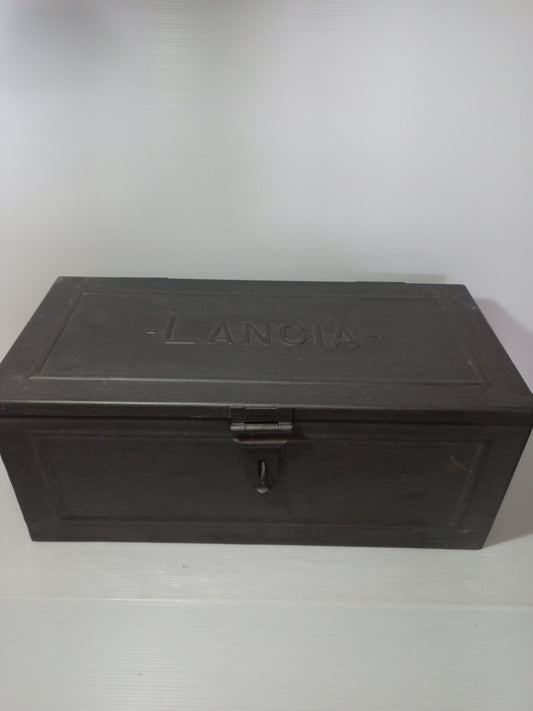 Lancia Antica Cassetta Porta Attrezzi Per Autocarro In Metallo
Dimensioni 50 x 24 x 23,5