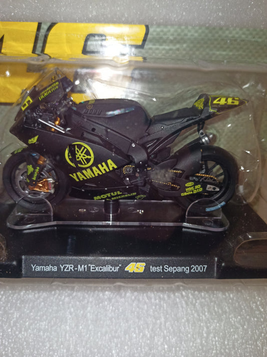 Yamaha YZR-M1 Excalibur Valentino Rossi Test Sepang 2007
Scala 1:18