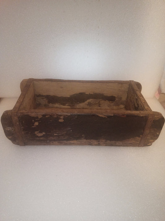 Stampo Per Mattoni Indiano Vintage
In legno e ferro
Misure 31 x 14 x 9 cm circa
