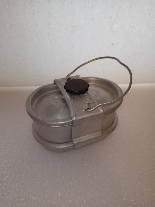 Gavetta In Alluminio Vintage
Misure 12 x 8 x 7 cm circa