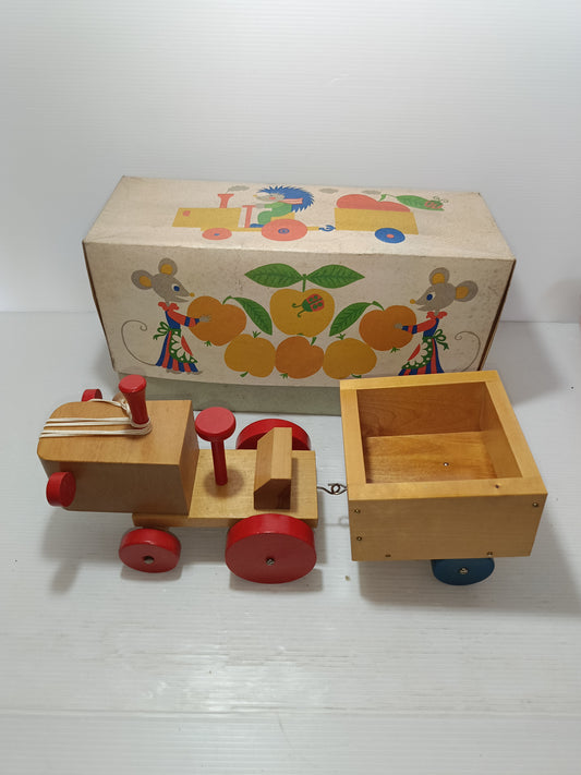 Trattore In Legno Made In USSR anni 60/70
Dimensioni scatola 30,5 x 15 x 11,5 circa
Raro