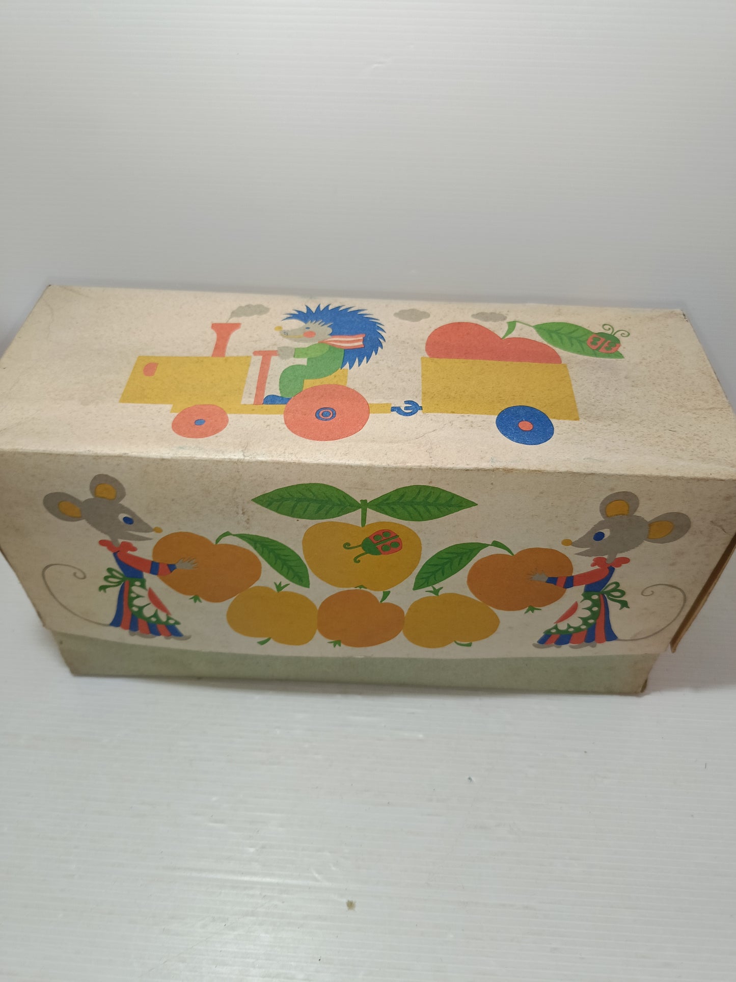 Trattore In Legno Made In USSR anni 60/70
Dimensioni scatola 30,5 x 15 x 11,5 circa
Raro