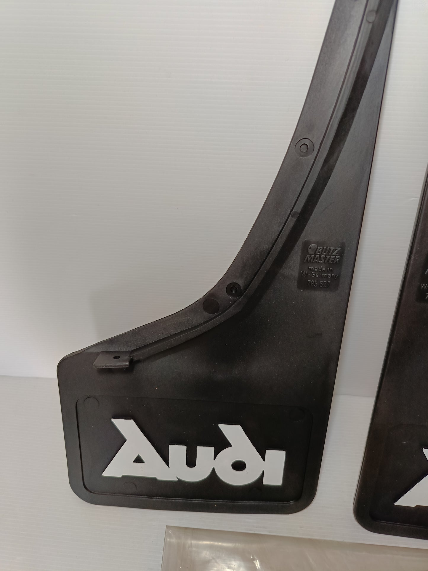 Audi 80 Paraspruzzi Posteriori
Originali dell'epoca
Produzione 8/78
Made in Germany