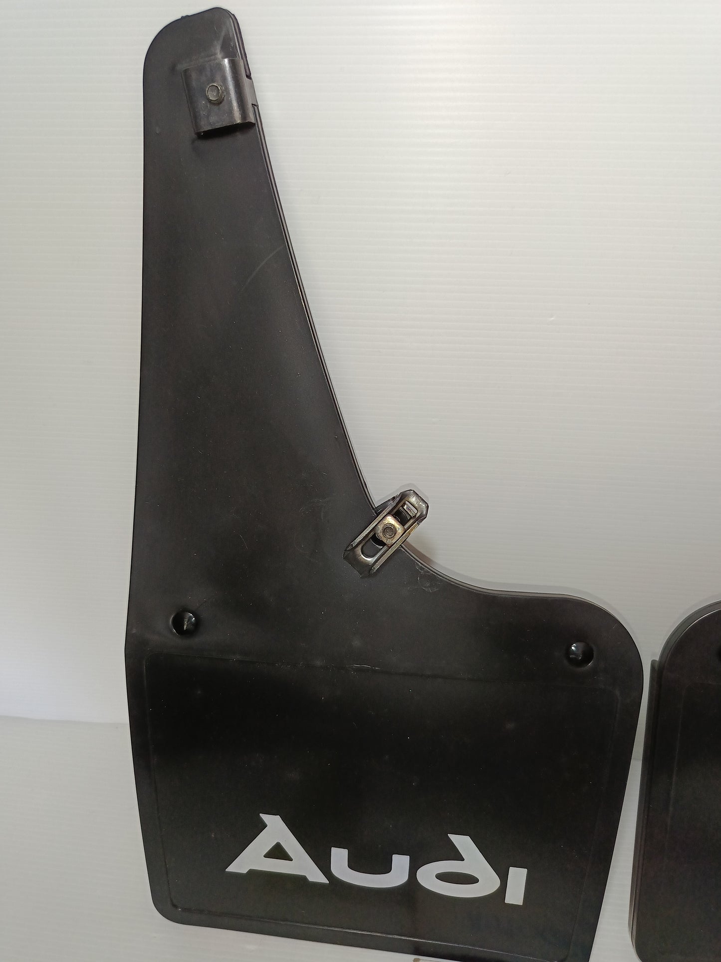 Audi Paraspruzzi Posteriori Universali Cod.ZOV 011 663
Originali dell'epoca
Produzione anni 70