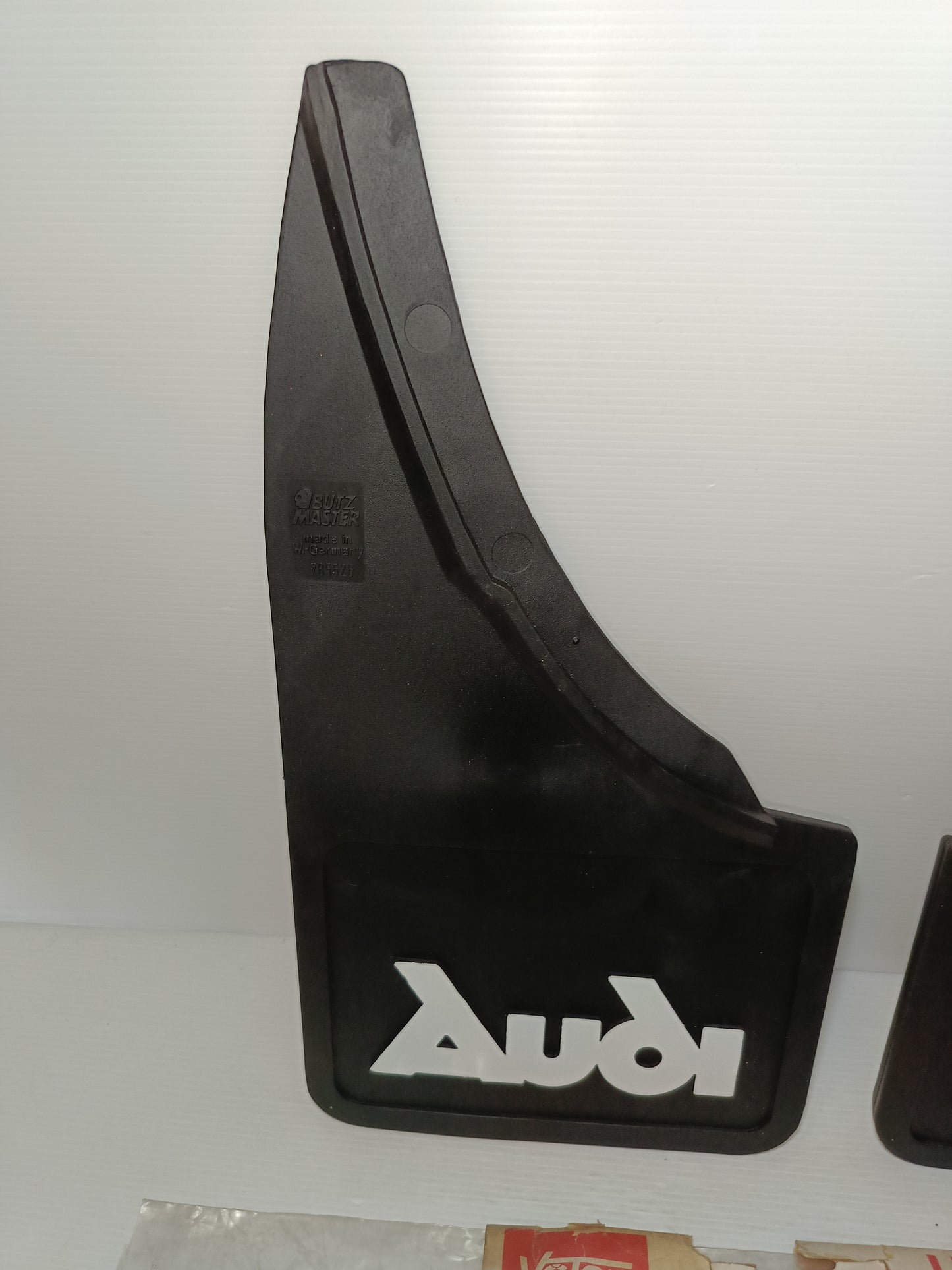 Audi 100 Paraspruzzi Posteriori
Originali dell'epoca anni 70
Produzione 9/76