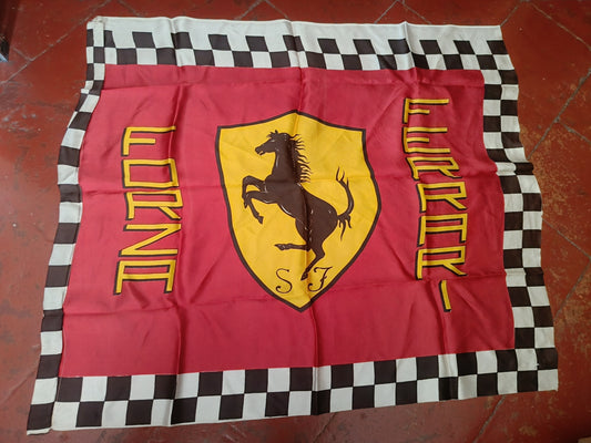 Bandiera Scuderia Ferrari Vintage
In tessuto sintetico
Misure 92 x 80 circa