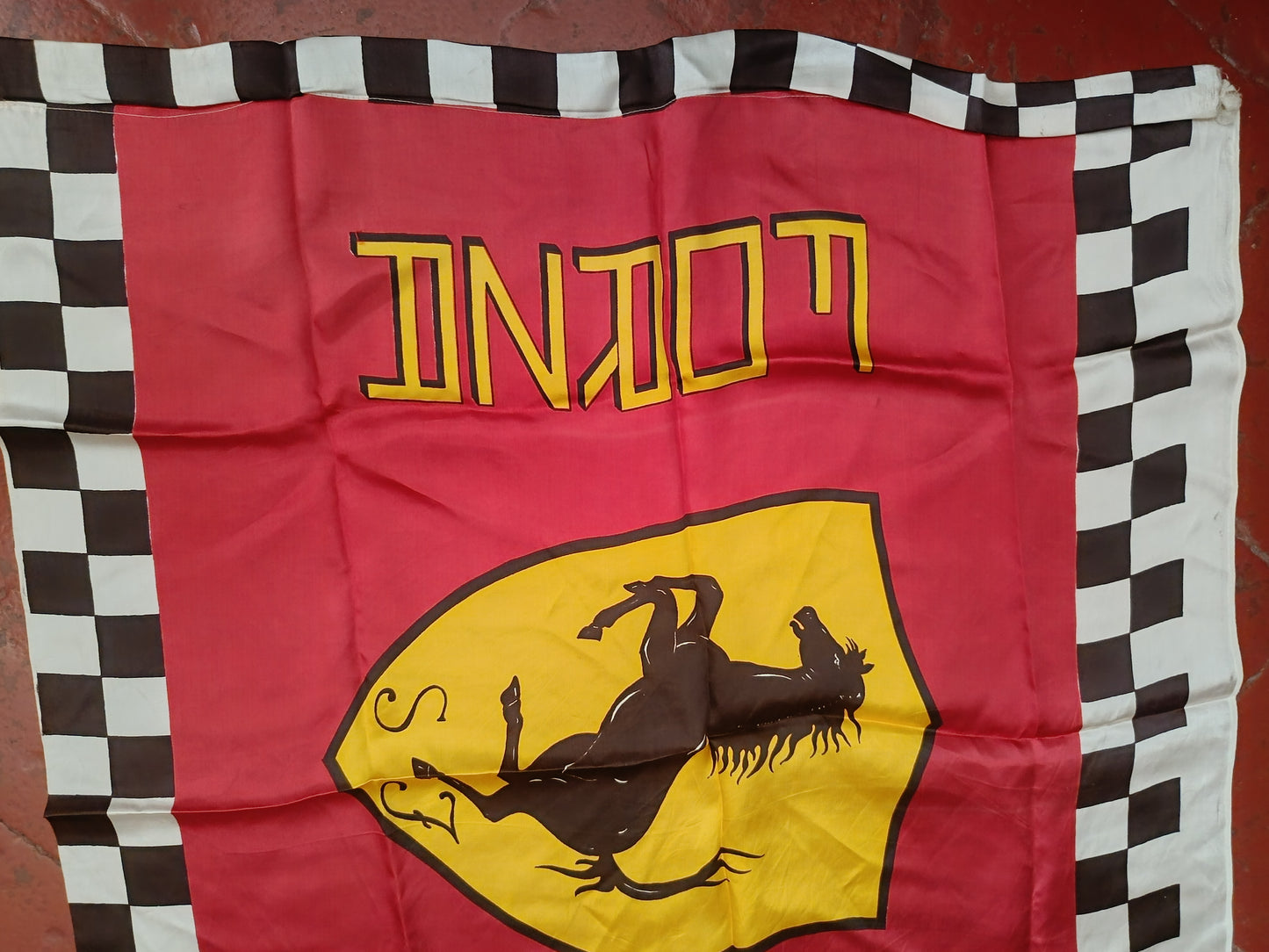 Bandiera Scuderia Ferrari Vintage
In tessuto sintetico
Misure 92 x 80 circa