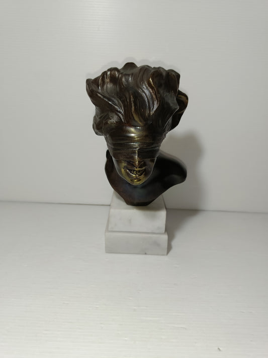 Scultura Dea Bendata In Bronzo
Con base in marmo
Altezza cm.22 circa