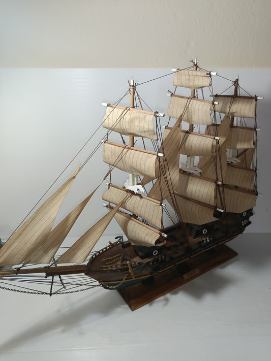 Fregata Secolo XVIII In Legno vintage
In legno e tessuto
Lunghezza cm 68 circa