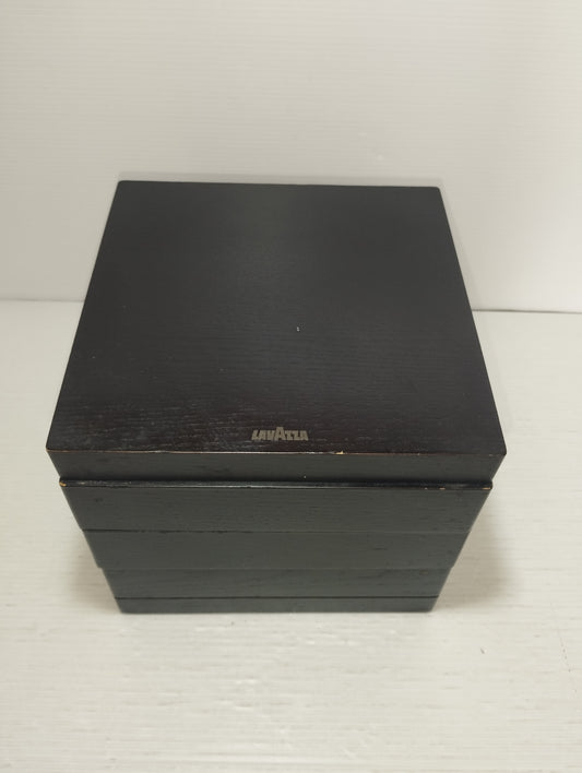 Lavazza Cubo Porta cialde In Legno
Con tre scomparti