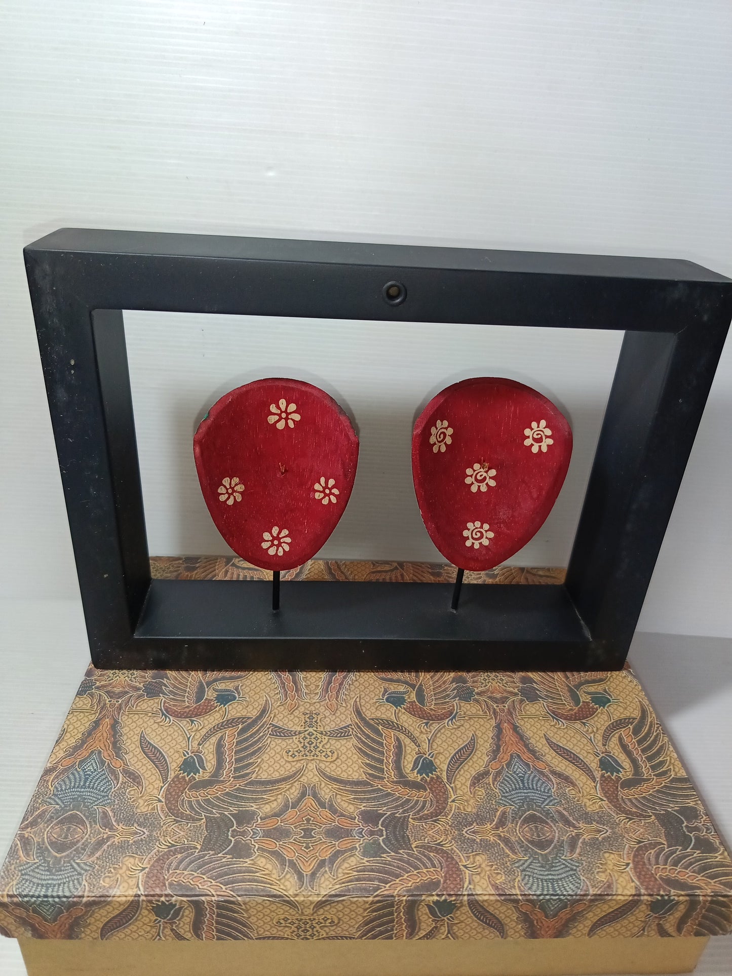 Coppia Maschere Etniche Decorative In Cornice