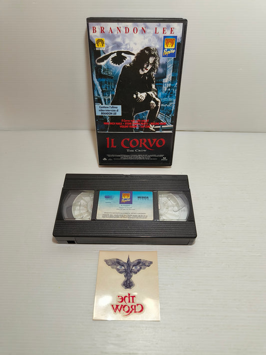 VHS Il Corvo con tatuaggio, LEGGI