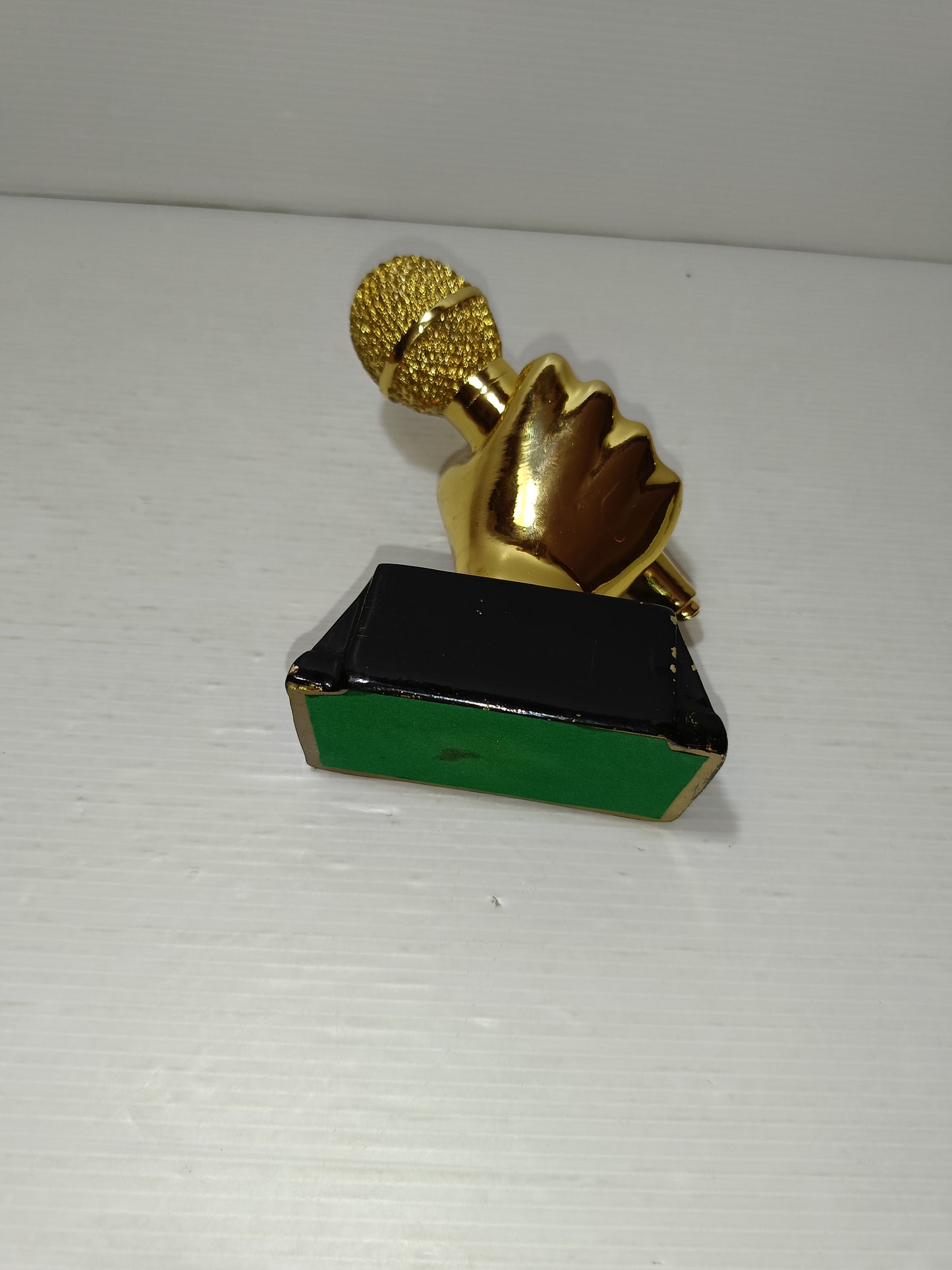 Scultura Mano Con Microfono Dorata
In resina