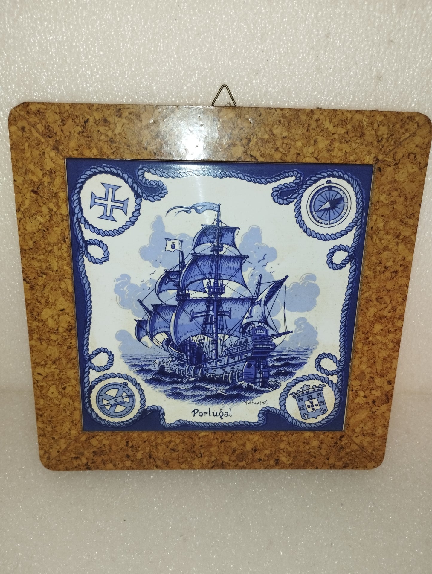 Piastrelle Decorativa raffigurante Caravella Portoghese
In Ceramica Su Supporto In Sughero