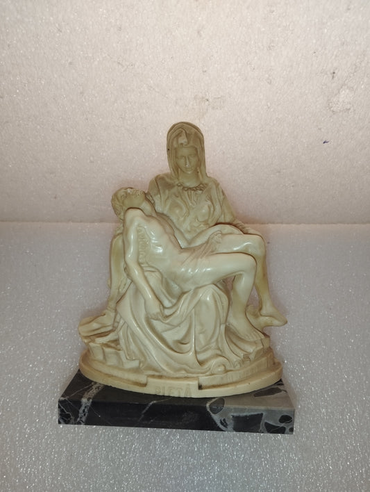 Pietà Di Michelangelo In Marmoresina
A.Santini Vintage
Misure 14h/10,5/7 cm circa