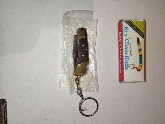 Coltellino Portachiavi Shadkam Vintage
Made in Pakistan
In metallo e legno