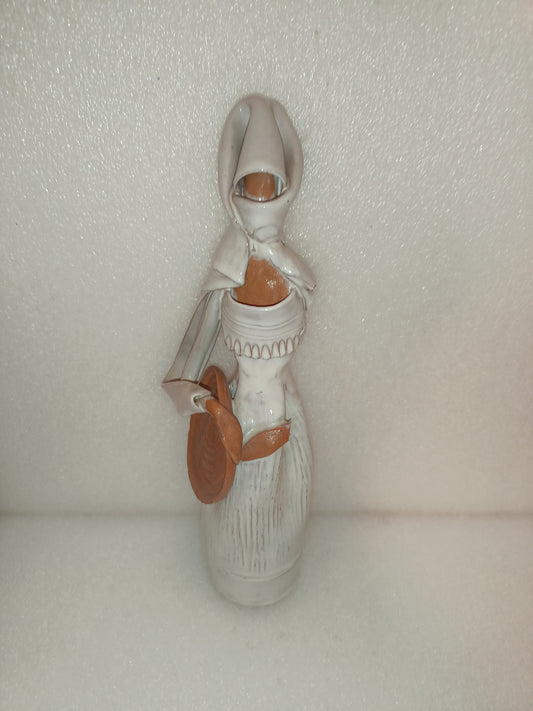 Statua Donna Sarda
Ceramica d'Arte di Emilia Paloma
Altezza cm.30 circa da restaurare
