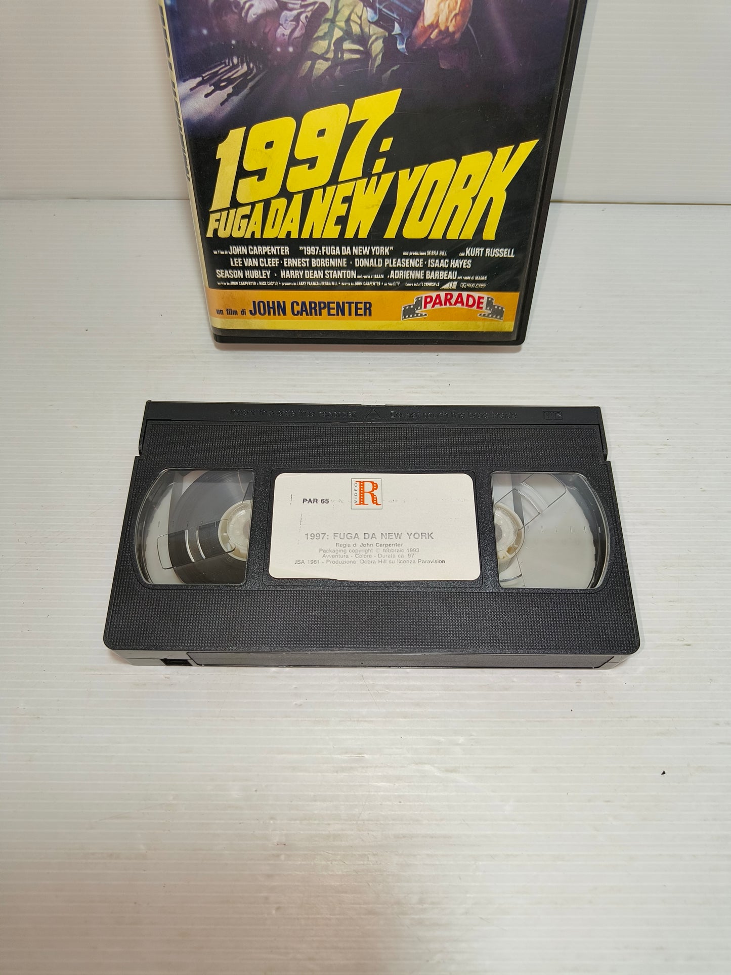 VHS 1997: fuga da New York, LEGGI