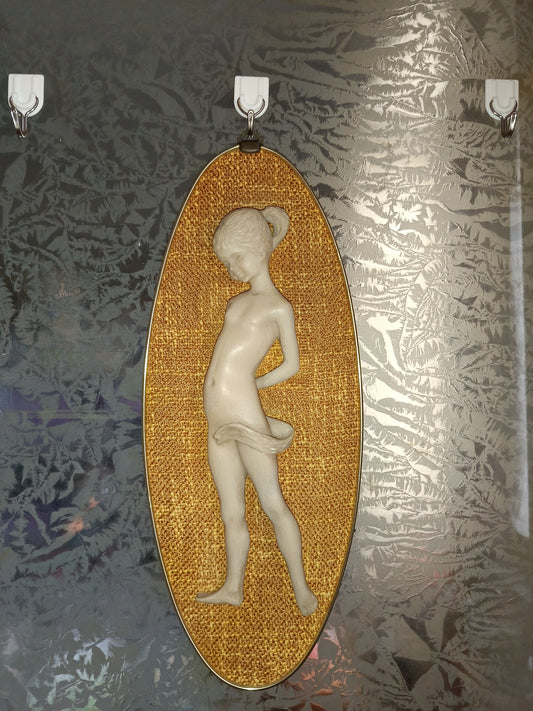 Quadretto Con Scultura
In Materia Plastica Vintage