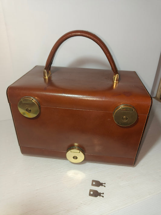 Beauty anni 50 in pelle, LEGGI