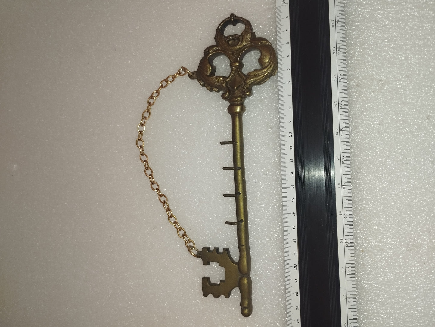 Portachiavi In Ottone Vintage A Forma Di Chiave
Lunghezza cm 24 circa