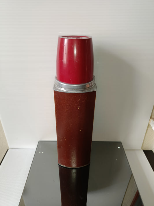 Antico Thermos The American Norwich.Conn
In Metallo e plastica
Made in U.S.A.