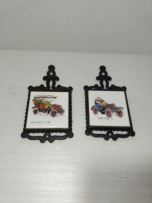 Due Piastrelle auto D'epoca Decorative In Ceramica
Con supporto in ghisa Vintage
Made in Japan