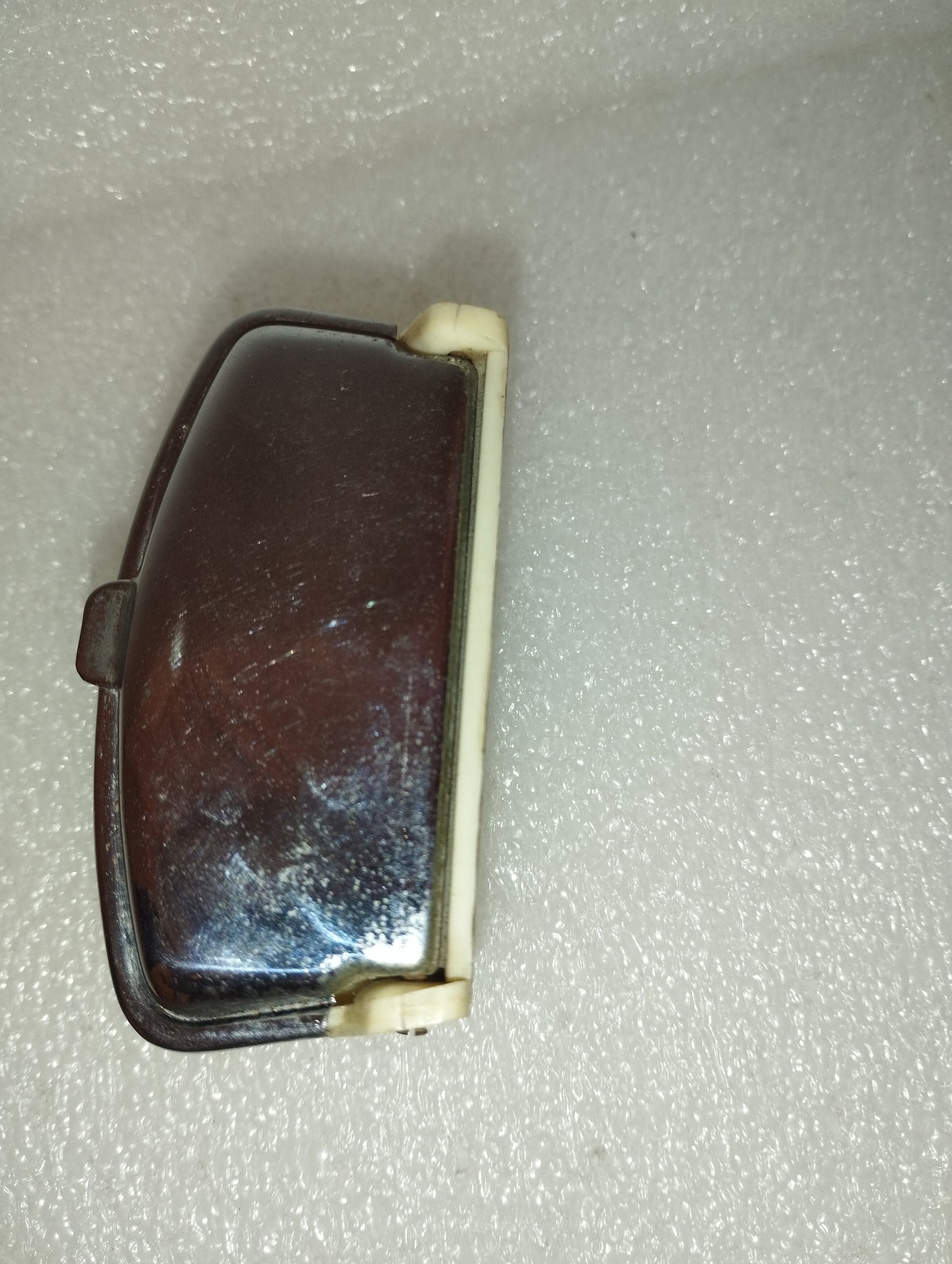 Posacenere Magnetico In Metallo e plastica Per Veicolo D'epoca Anni 60
Misure 7 x 4 x 3 cm circa