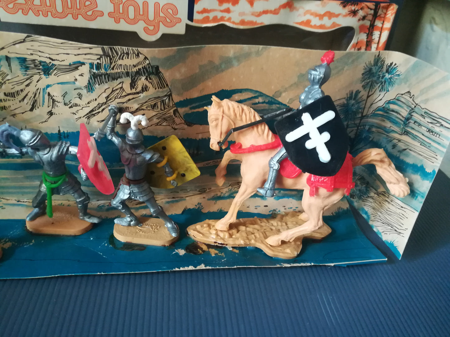 Cherilea toy soldiers
Medieval Series Flexible Toys
Made in Great Britain