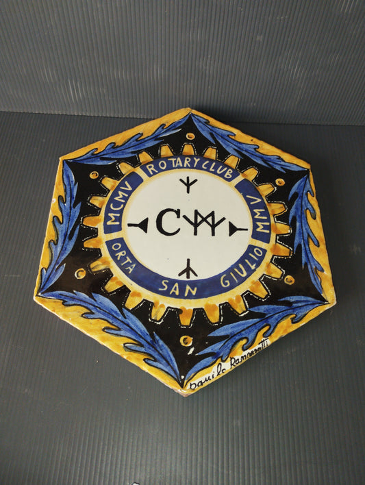 Ceramic Commemorative Plaque Rotary Club Orta San Giulio MCMV-MMV
Design Danilo Ramazzotti