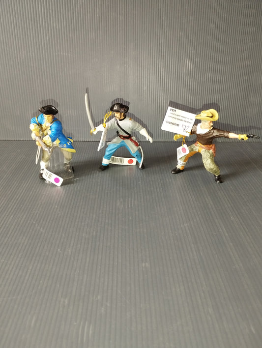 Lot of 3 toy soldiers
Papo brand