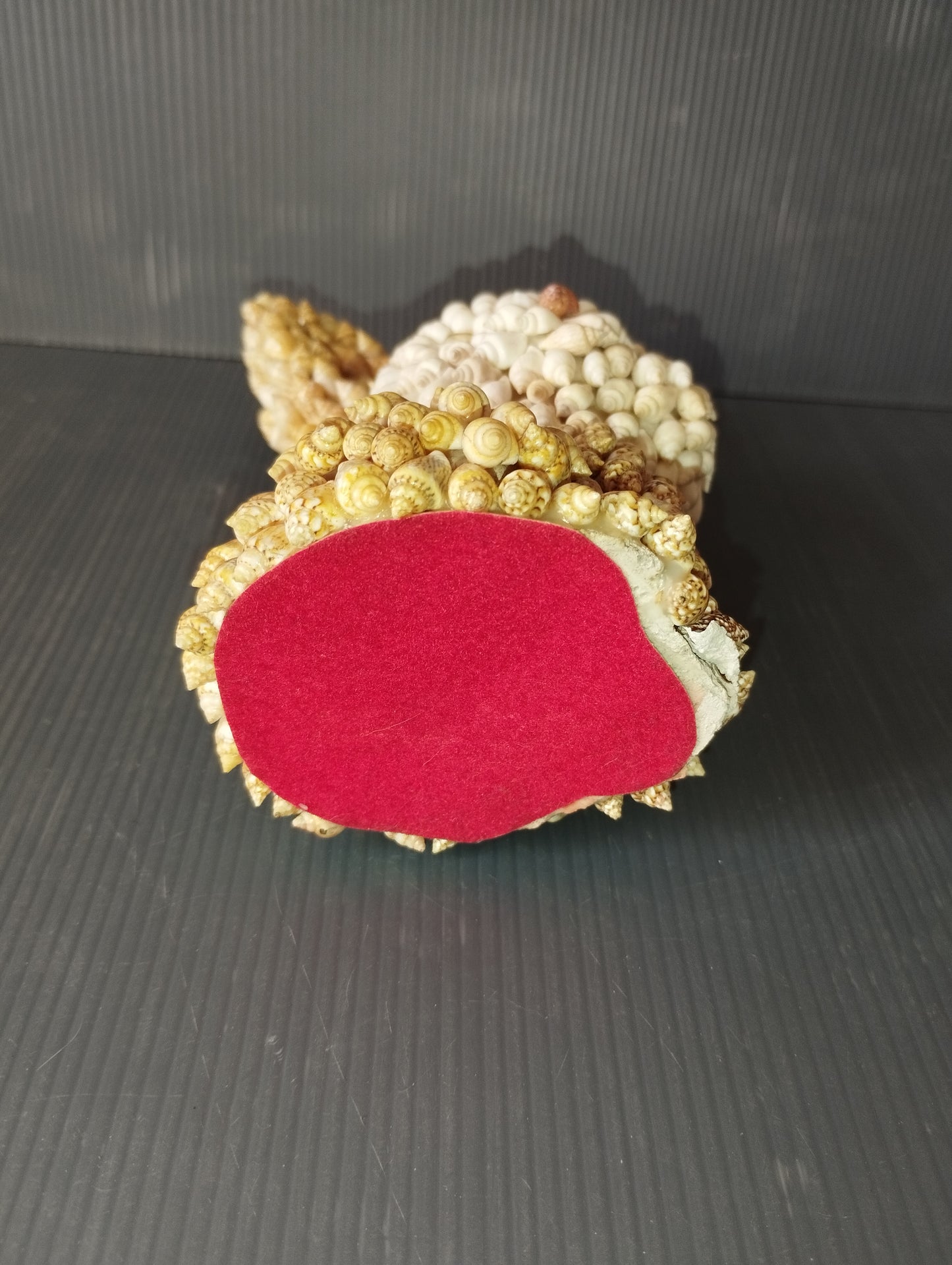 Scultura Coniglio rivestita di conchiglie
Altezza cm 16 circa