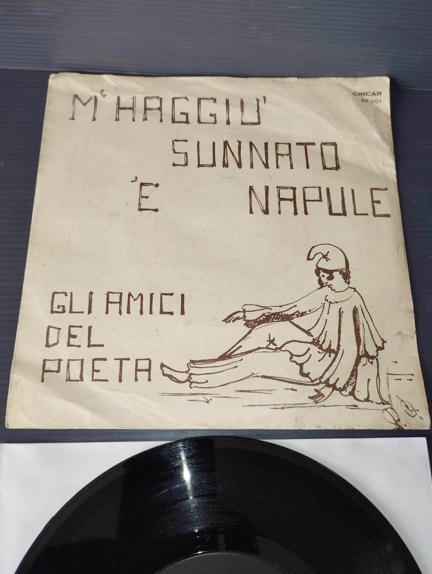Uocchie senza lacreme/M'Haggio Sunnato 'e Napule" Gli Amici Del Poeta 45 rpm
Published by Cincar code AP 001