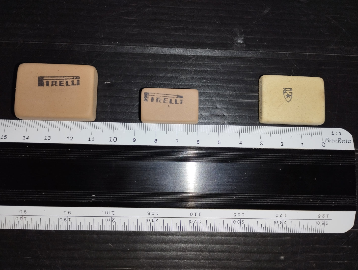 Lot of 3 antique erasers
Produced by Pirelli