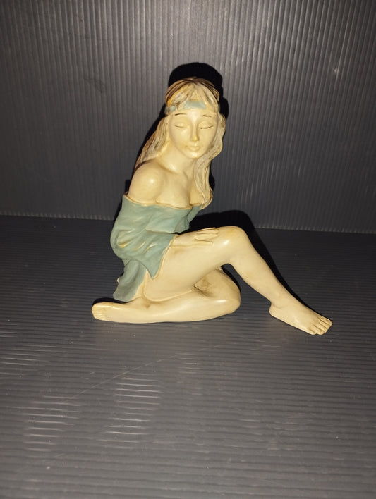 Statua Ragazza In Resina
Marchiata B
Made In Italy