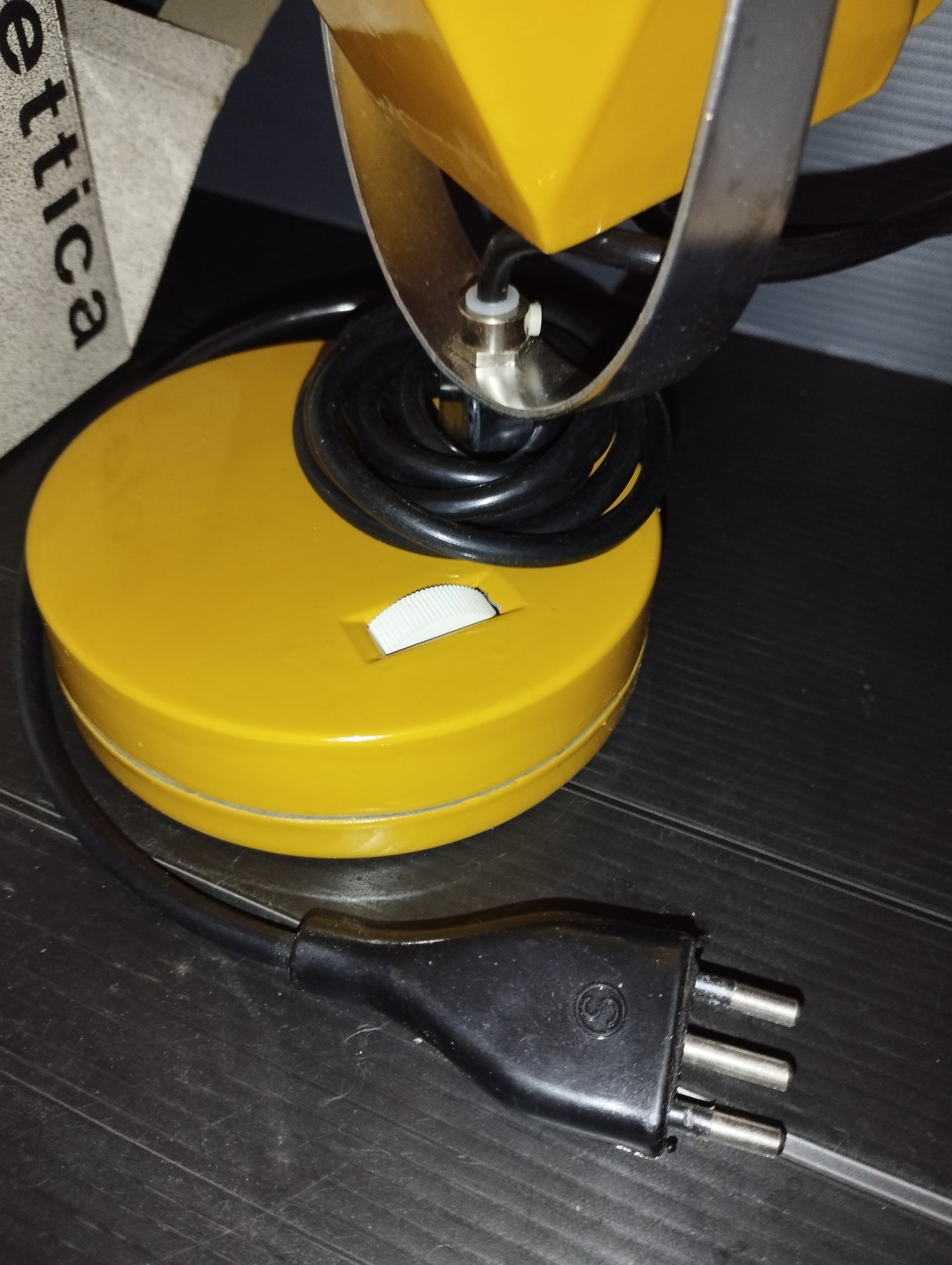 Modernariato Lampada Da Tavolo
a luce regolabile
Modello Eclettica