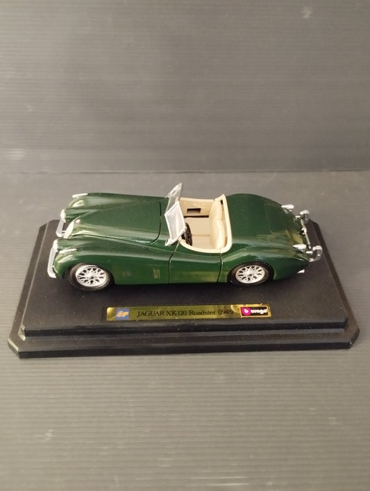 Modello Jaguar XK120 Roadster (1948) Prodotto Bburago Cod .1502
Serie speciale per IP