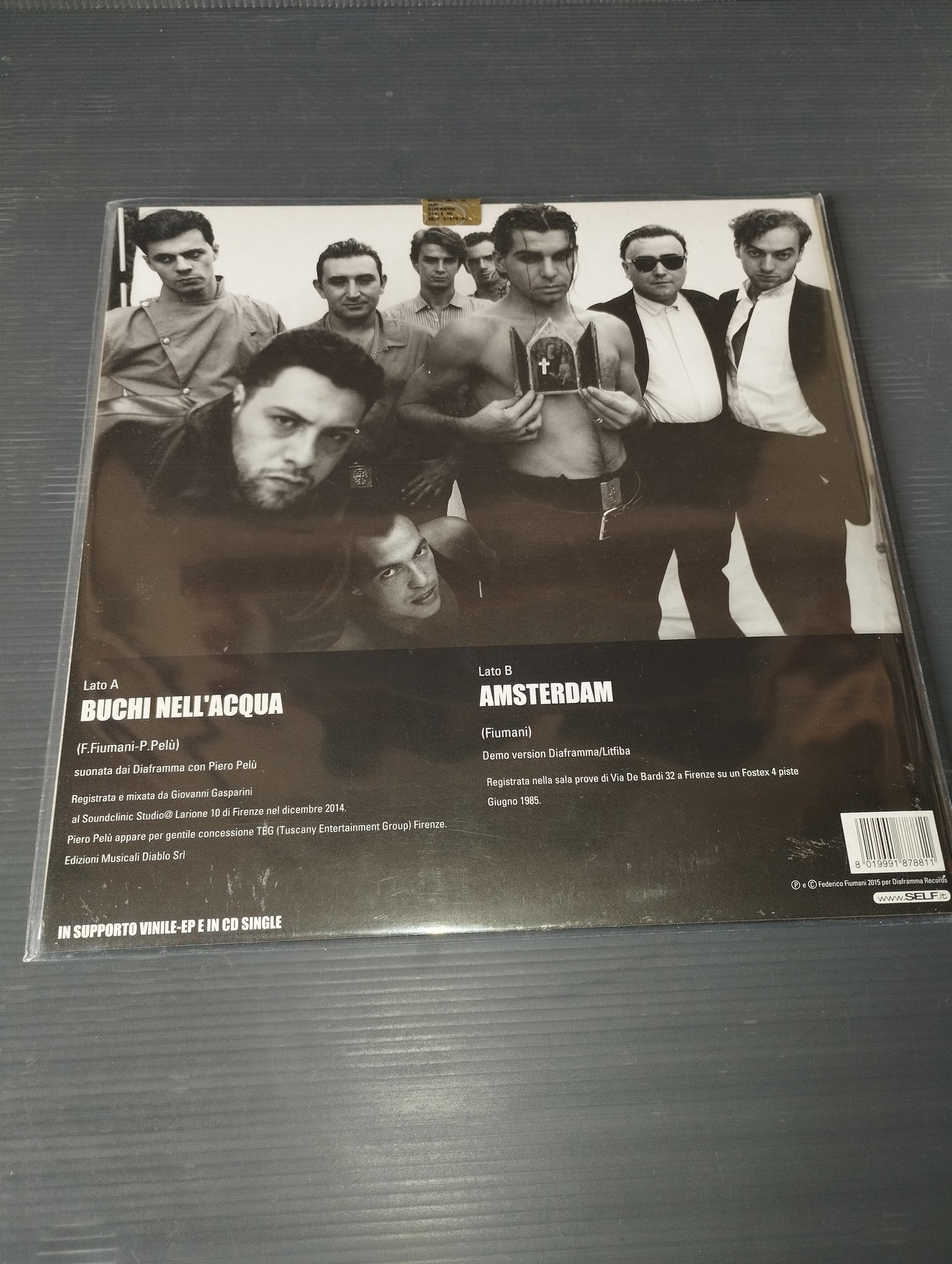 Buchi Nell'Acqua ' Fiumani Pelù Vinile 10" + CD
Edito nel 2015 da Self /Diaframma