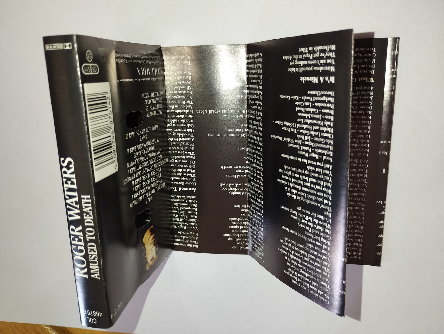 Amused to Death" Roger Waters musicassetta
Edita da Columbia Cod .COL 468761 4