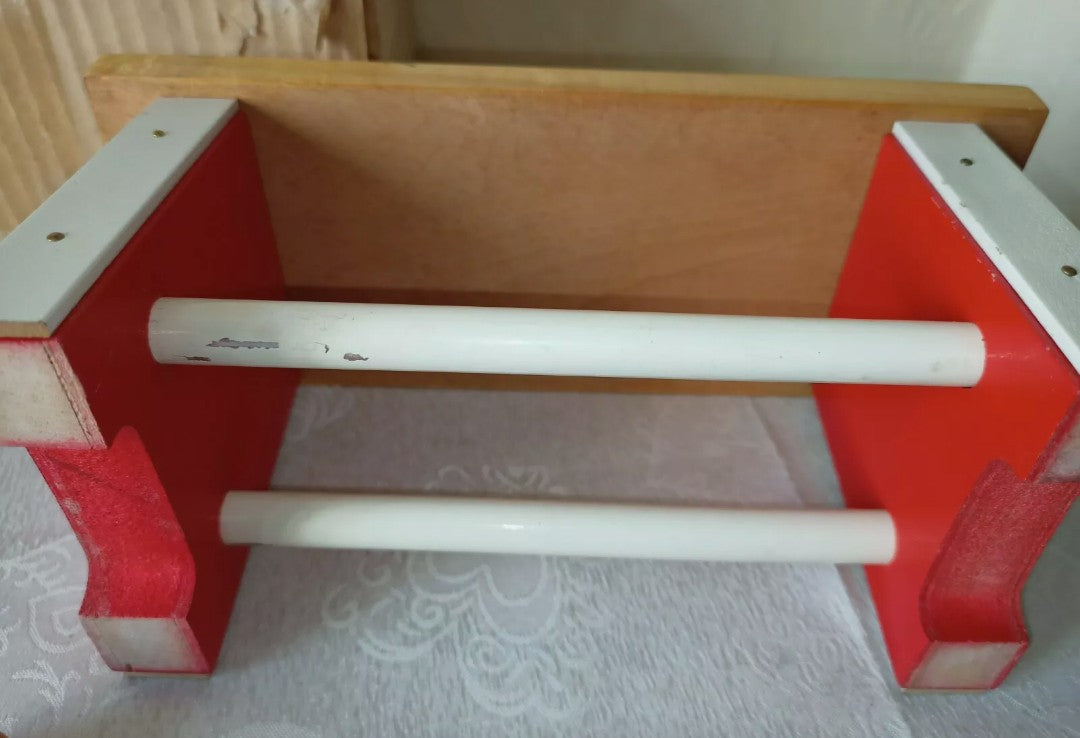 Gioco vintage per bambini banchetto in legno con martello e pioli