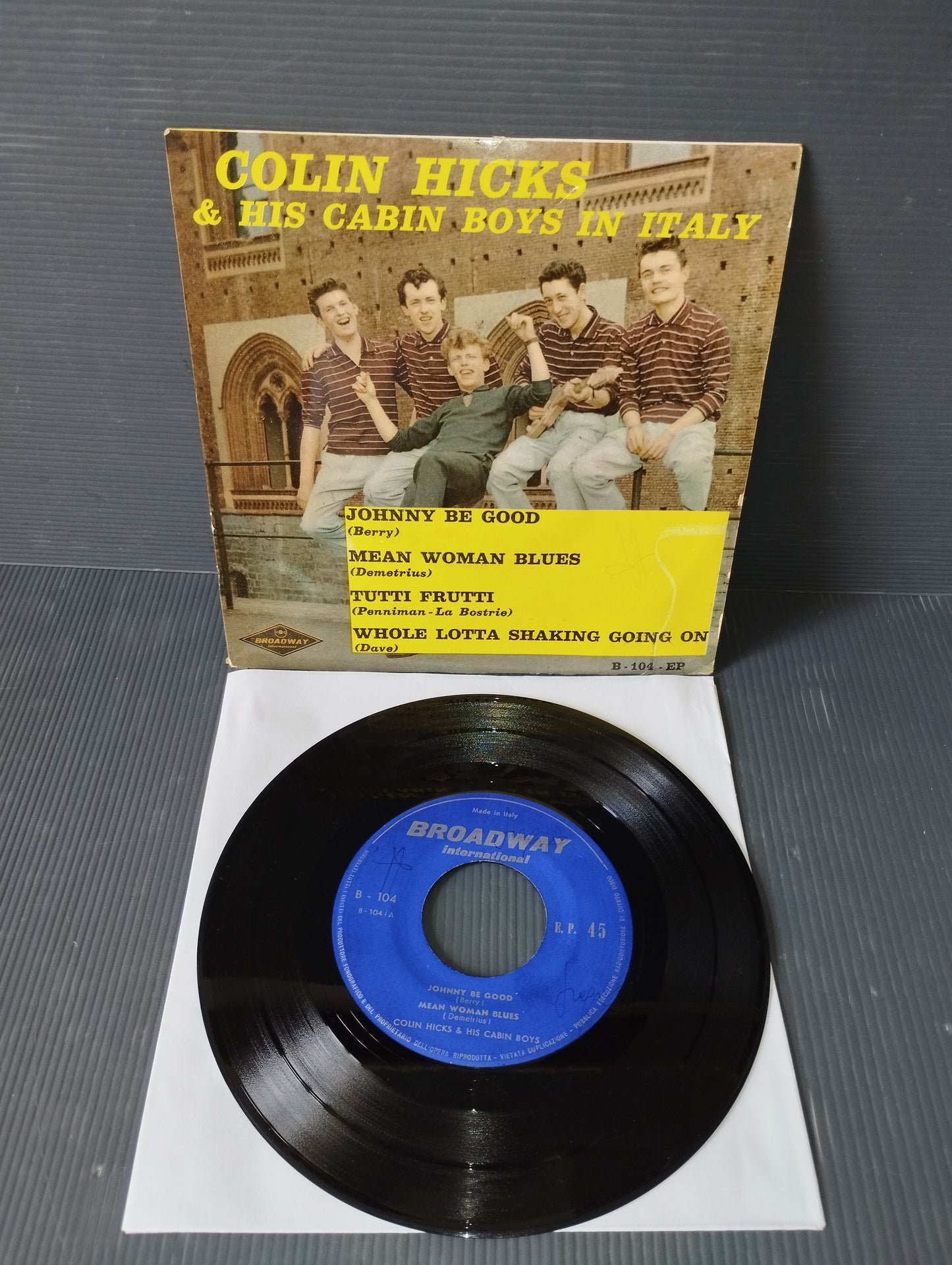 Colin Hicks & His Cabin Boys In Italy Ep 45 Giri

Edito nel 1959 da Broadway International