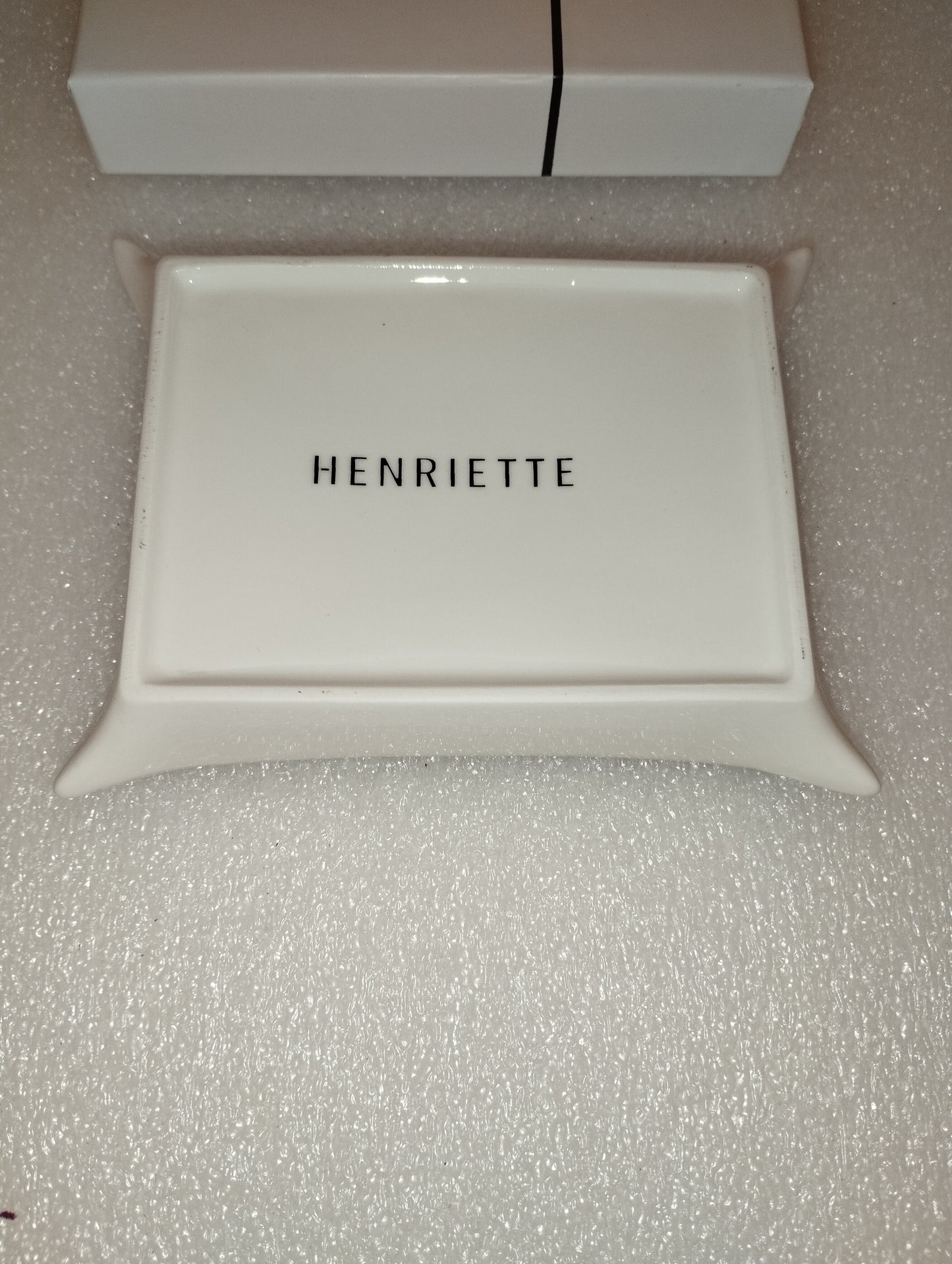 Henriette Barbed pocket emptier

 In porcelain

 Pocket emptier dimensions 15x12 cm